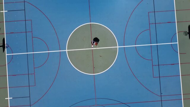 Chico joven tatuado fitnes en cancha  de baloncesto