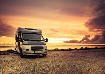 Wohnmobil bei Sonnenuntergang am Strand