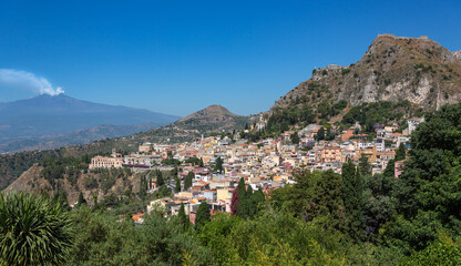 Fototapeta na wymiar Blick auf Taormina und den Ätna mit Rauchfahne, Sizilien, Italien