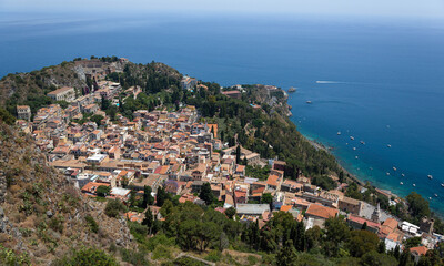 Blick von oben auf Taormina und das Mittelmeer, Sizilien, Italien