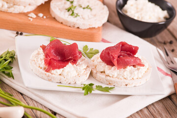 Rice cakes with milk flakes and cold beef.