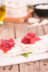 Rice cakes with milk flakes and cold beef.