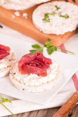 Rice cakes with milk flakes and cold beef.