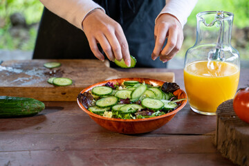 Mujer cocinando al aire libre, comida vegetariana, natural 