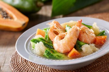 Delicious and refreshing Chinese summer dishes, vegetable sea shrimp soup