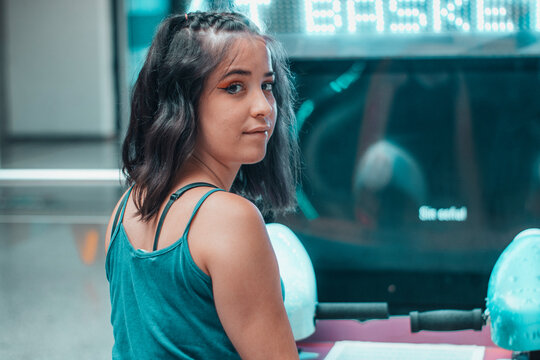 Mujer joven mirando con desilusion de los juegos de la pantalla