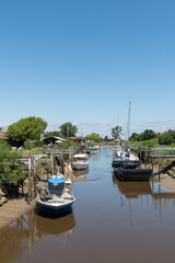 Fototapeta na wymiar Port de Saint-Vivien en Médoc sur l’estuaire de la Gironde (France)