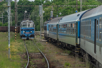 Obraz premium Electric engine and blue coach from window