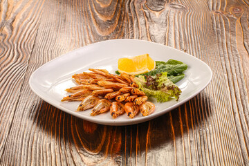 Roasted prawn served sliced lemon