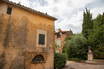 Fototapeta na wymiar Small square of the village of Roussillon in Luberon, Provence, south of France