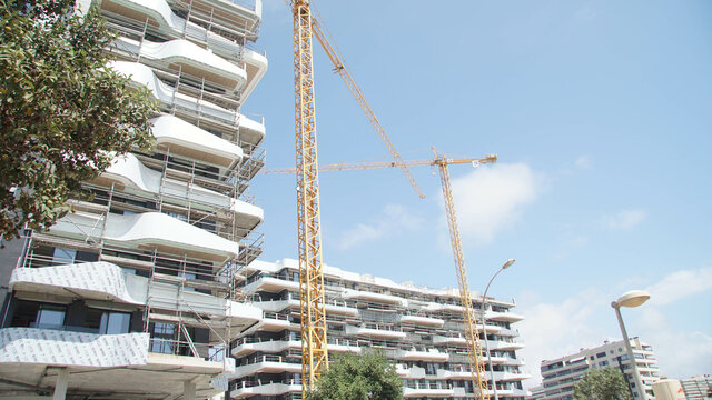 Edificios en construcci&oacute;n para la venta inmobiliaria en la zona de costa, apartamentos en la playa.