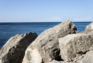 Fototapeta na wymiar huge mountain boulders on the beach on a sunny day