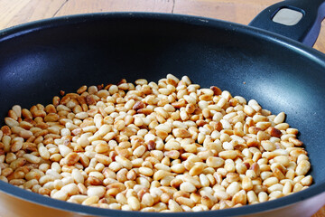 Pinienkerne in der Pfanne geröstet