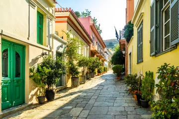 Gordijnen Buildings in the district of Plaka in Athens by the Acropolis © streetflash