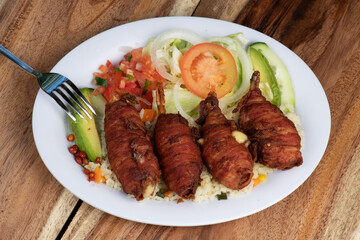 Camarones rellenos y cama de verduras