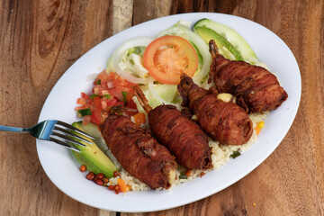 Camarones rellenos y cama de verduras
