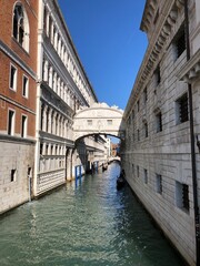 Fototapeta na wymiar Gasse durch Venedig