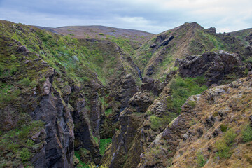 Fototapeta na wymiar Wanderung in der Thorsmörk und Godaland im Süden von Island über Felsen und durch Schluchten mit Moos bewachsenen Abhängen.