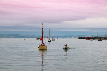 Fishing boat and fisherman in the sea, foggy morning over the water
Rybacy, połów ryb