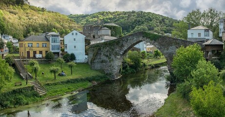 Fototapeta na wymiar Puente medieval de Navia de Suarna, Galicia