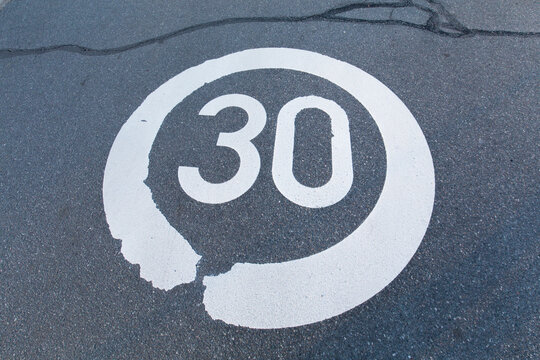 Tempo-30-Zeichen auf Stra&szlig;e querformatig