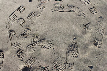 Huellas en la arena, fondo con textura y figura c&iacute;rculo. Horizontal