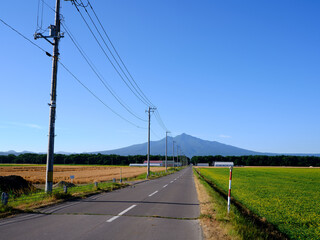 Fototapeta na wymiar 斜里岳と道
