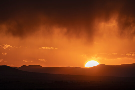 Usa, New Mexico, Santa Fe, El Dorado, Sun setting over landscape with clouds