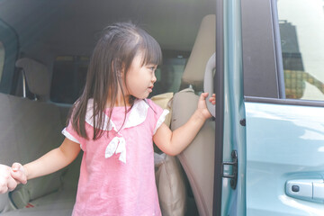 車に乗る子ども