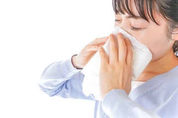 花粉症に苦しむ若い女性