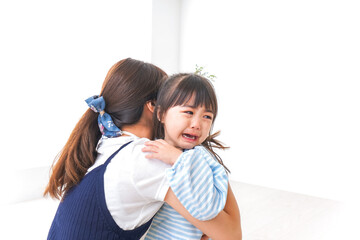 泣く子どもとお母さん