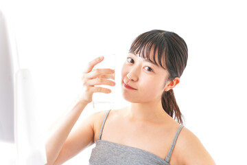 水分を摂取する若い女性