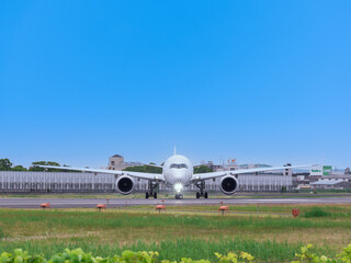 正面からみた飛行機