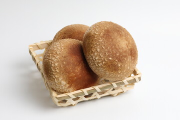 かごに盛られた肉厚しいたけ