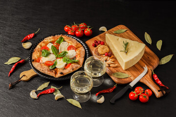 Fototapeta na wymiar ミックスピザ　Italian delicious food mixture pizza