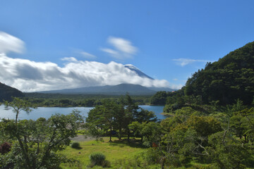 精進湖から見た富士山の前を流れる雲（長時間露光）
