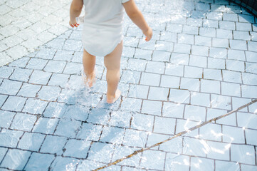水遊びをする子供の足