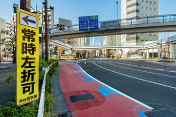 明治通りと駒沢通りの渋谷橋にある常時左折可の交差点