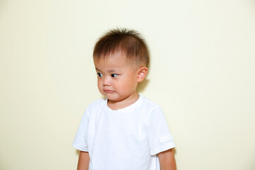 Naklejka premium 可愛い日本人の白いTシャツの男の子。イケメンな２歳児です。