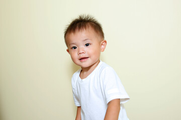 可愛い日本人の白いTシャツの男の子。イケメンな２歳児です。