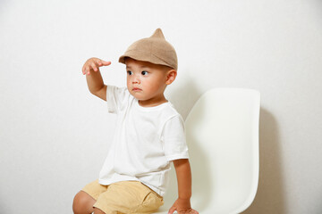 可愛い日本人の白いTシャツの男の子。イケメンな２歳児です。
