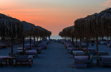 Obraz premium In the morning among the umbrellas on the beach