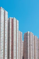 Photo sur Aluminium Ciel bleu Immeuble résidentiel de grande hauteur dans la ville de Hong Kong