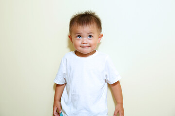 可愛い日本人の白いTシャツの男の子。イケメンな２歳児です。