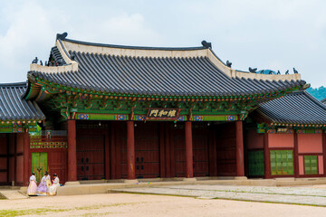 Fototapeta premium 韓国のソウルの観光名所を旅行している風景 A scene from a trip to a tourist attraction in Seoul, South Korea.
