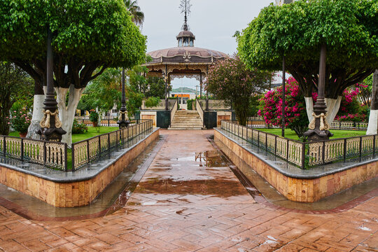 Plaza principal del jard&iacute;n de Uni&oacute;n de Tula, Jalisco, con un kiosco en el centro y una iglesia al fondo