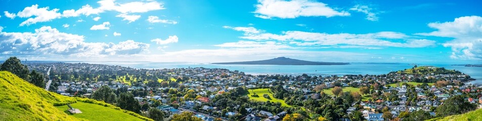 Fototapeta na wymiar stunning view of Auckland from Mount Vitoria lookout view point located in seaside village of Devonport, panoramic views of Auckland city, the Hauraki Gulf, Rangitoto Island and the north shore
