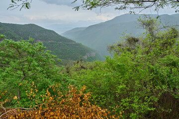 Paisaje en un día nublado con briza la superposición de colinas y montañas de Union de tula Jalisco México