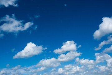 Naklejka na ściany i meble Wolken mit Sonnenschein und blauem Himmel