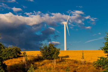 Erneuerbare Windenergie an einem Sommertag - obrazy, fototapety, plakaty